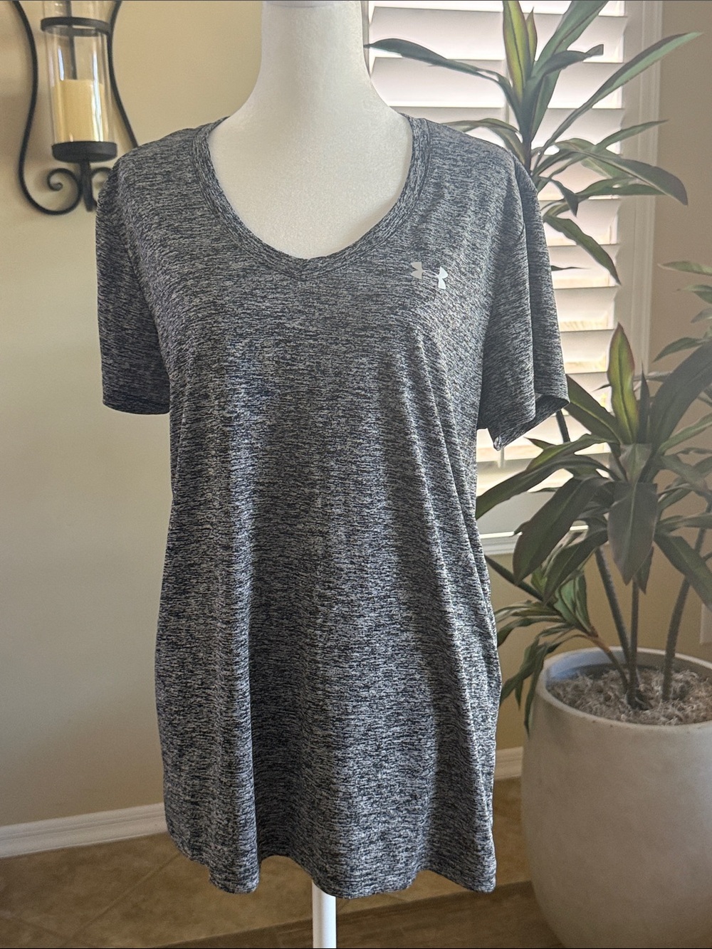 Under Armour Women's Black Heathered V-Neck Performance Tee